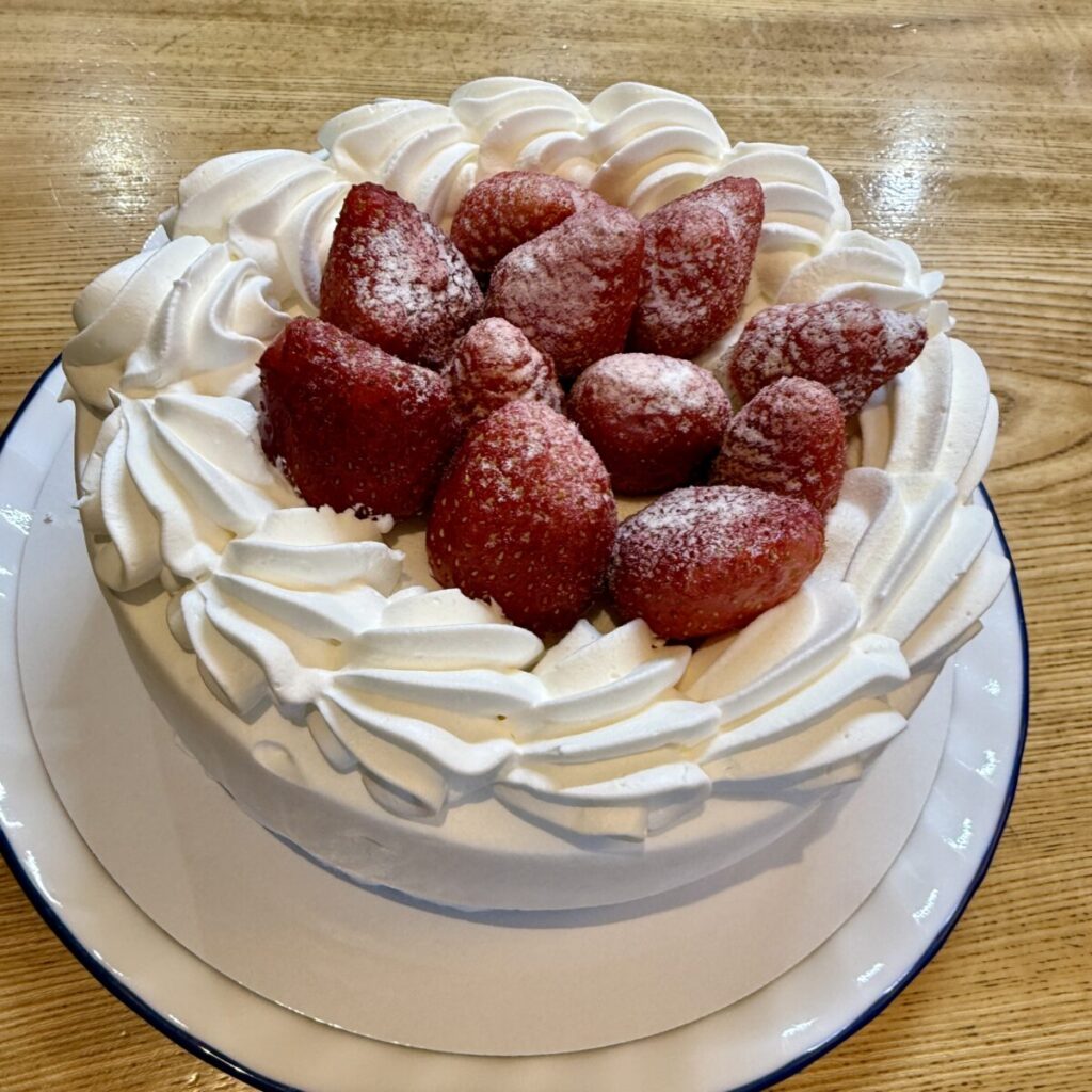 コストコのストロベリーショートケーキを開封して上から撮った画像