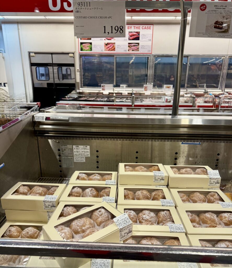 コストコのカスタードシュークリームがコストコ店内に陳列されている画像