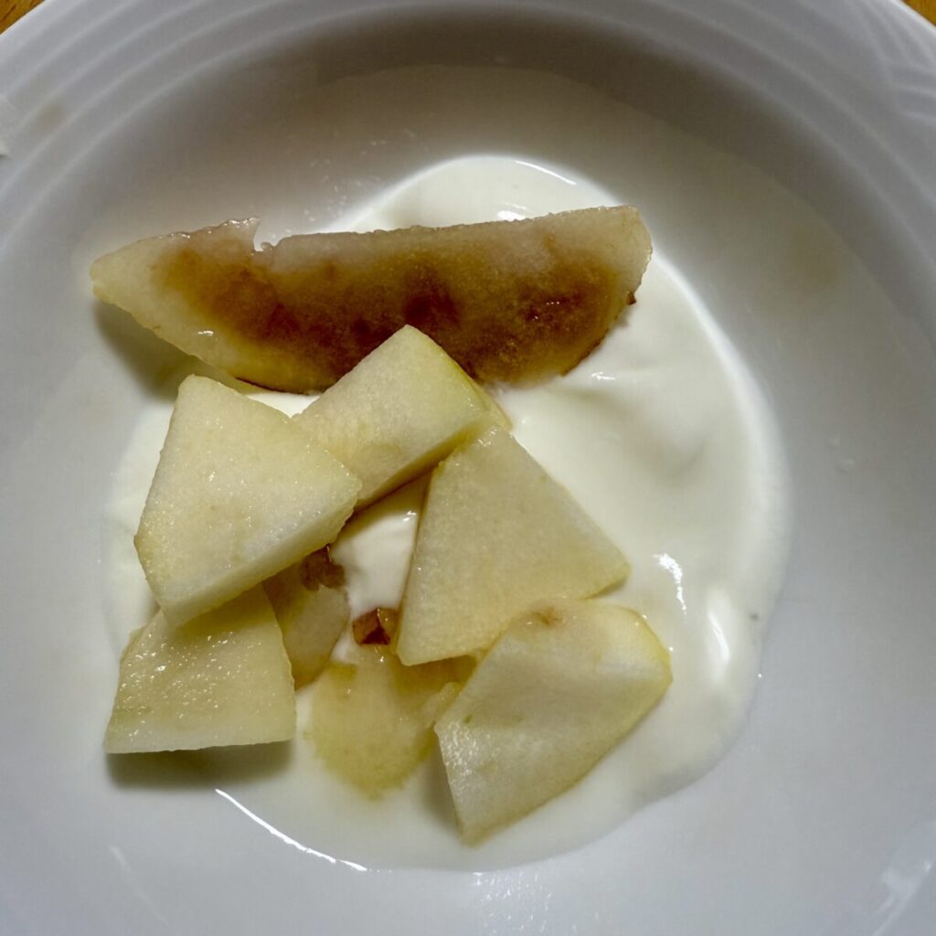 ラ・フランスをヨーグルトと一緒にいただく前の画像