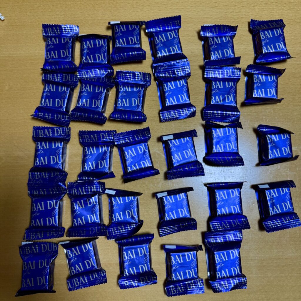 CHOCOVIA ドバイ ピスタチオ チョコ 450gを開封して並べたところを撮った画像