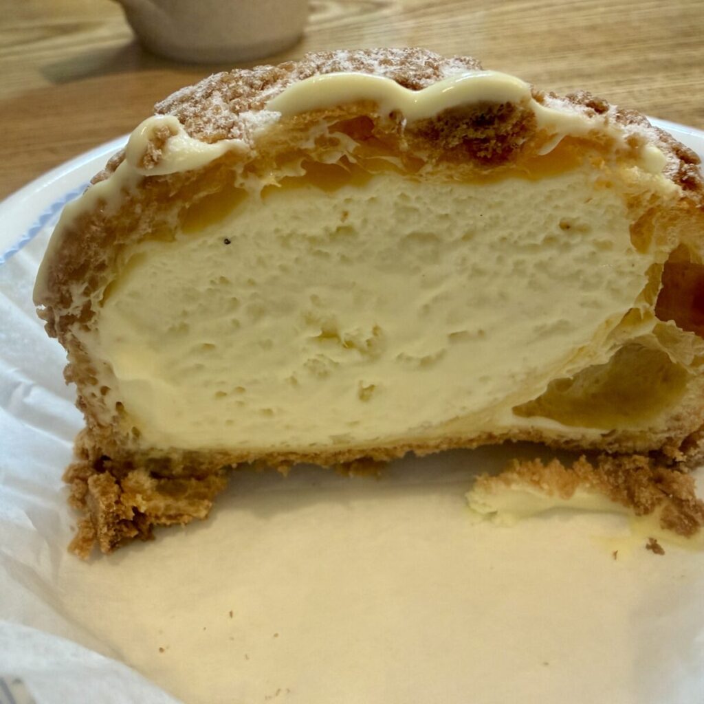 カスタードシュークリームを冷凍して半分に切った画像