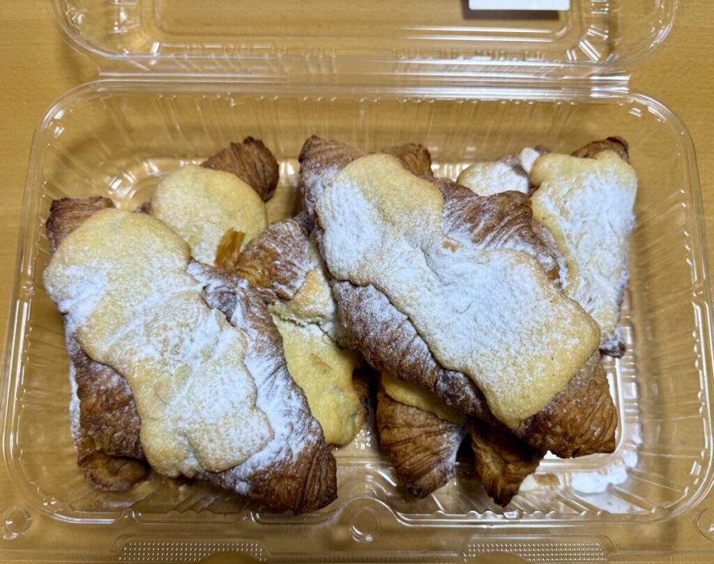 アーモンドクロワッサンを開封したところを撮った画像