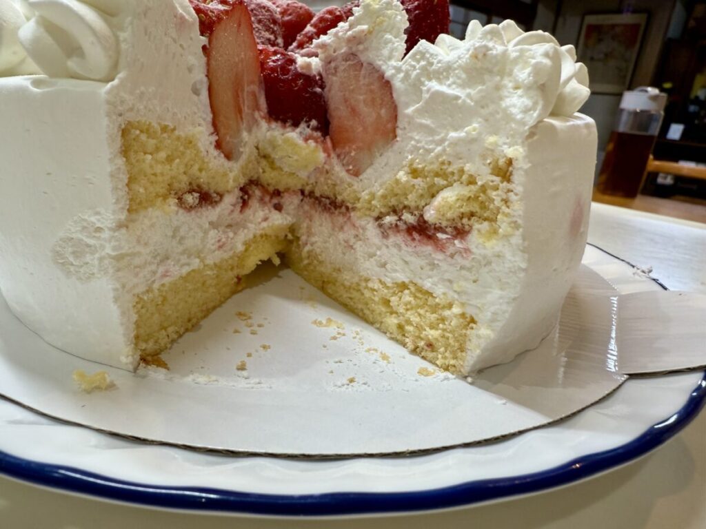 コストコのストロベリーショートケーキを切った断面図を撮った画像