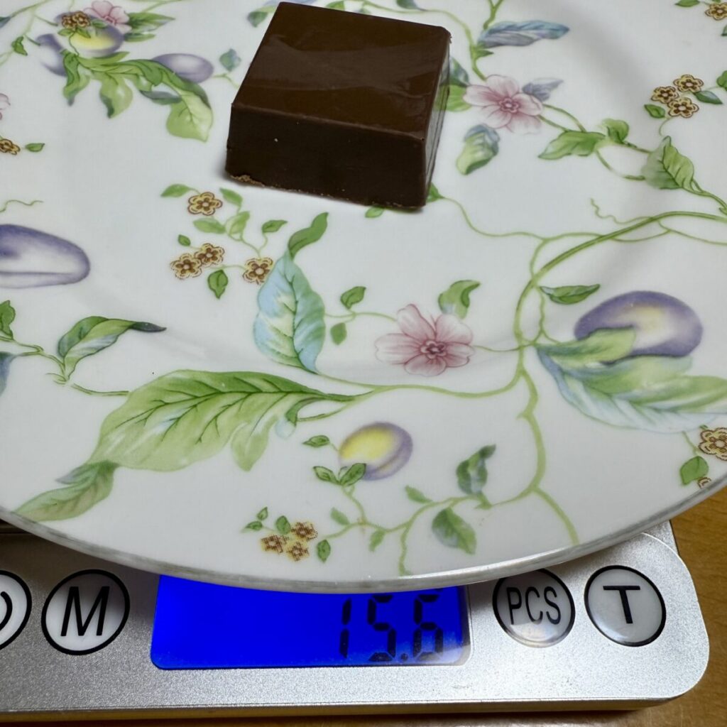 CHOCOVIA ドバイ ピスタチオ チョコ 450gの1個の重さを測って撮った画像
