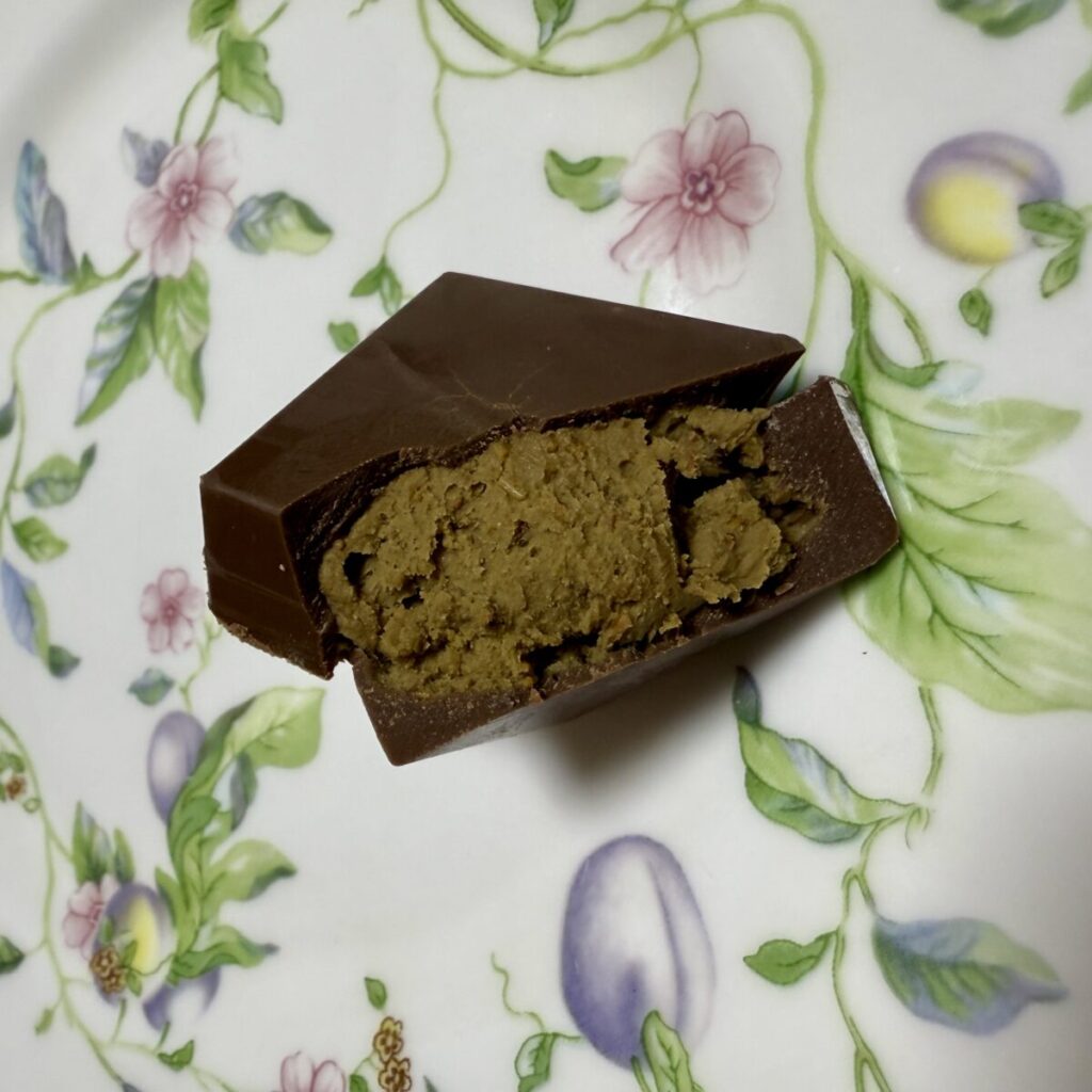 CHOCOVIA ドバイ ピスタチオ チョコ 450gを割ったところを撮った画像