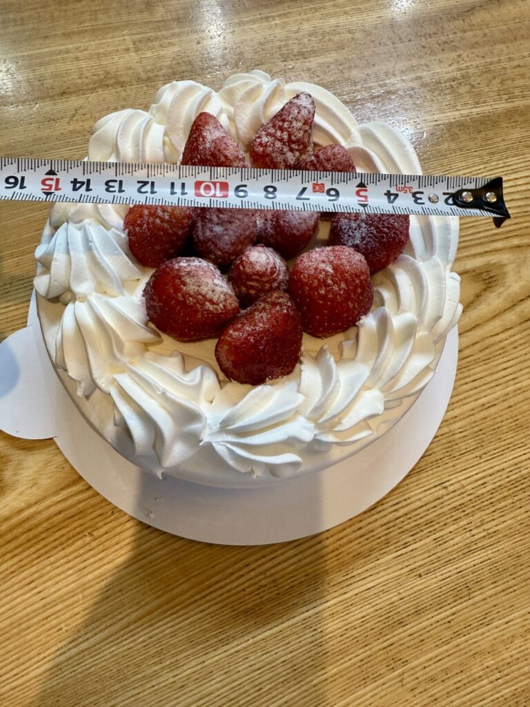 コストコのストロベリーショートケーキの直径を測ったところを撮った画像