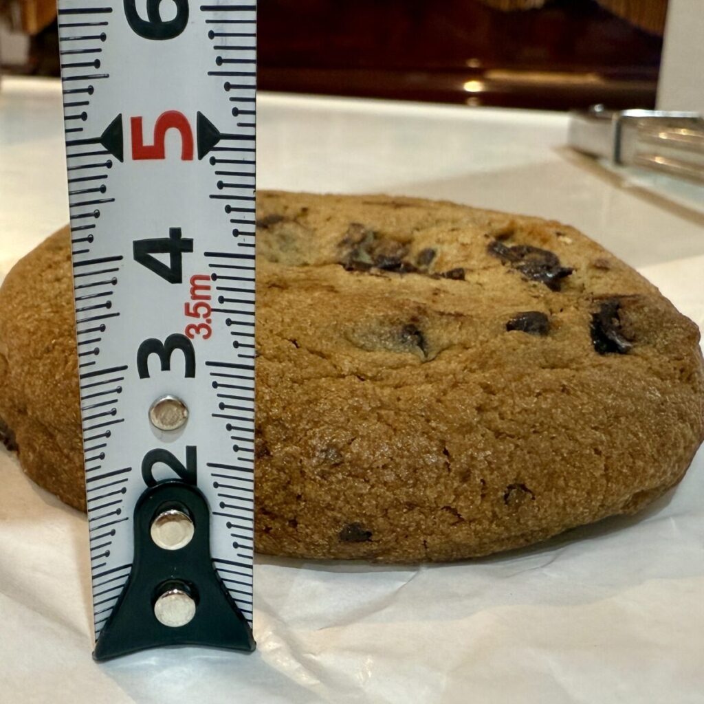 ダブルチョコチャンククッキーの高さを測ったときの画像