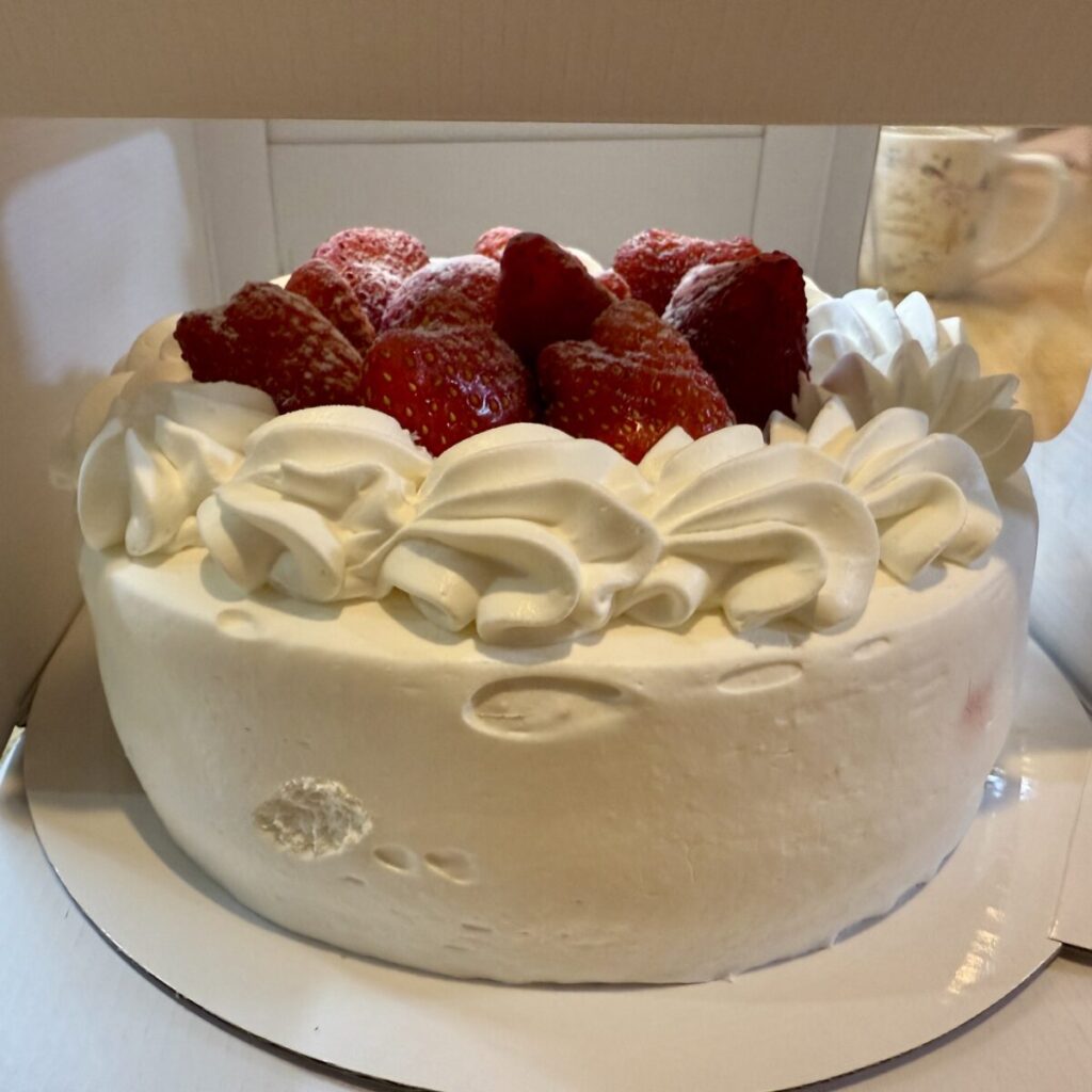 コストコのストロベリーショートケーキを側面から撮った画像