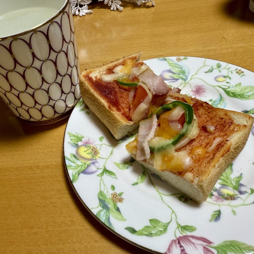 しっとりやわらかブレッドをピザトーストにして半分食べたことが分かる画像