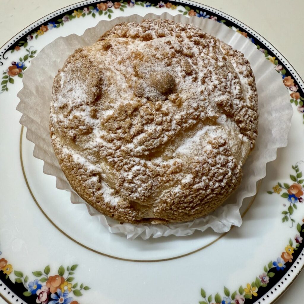 コストコのカスタードシュークリームを皿に盛り付けた画像