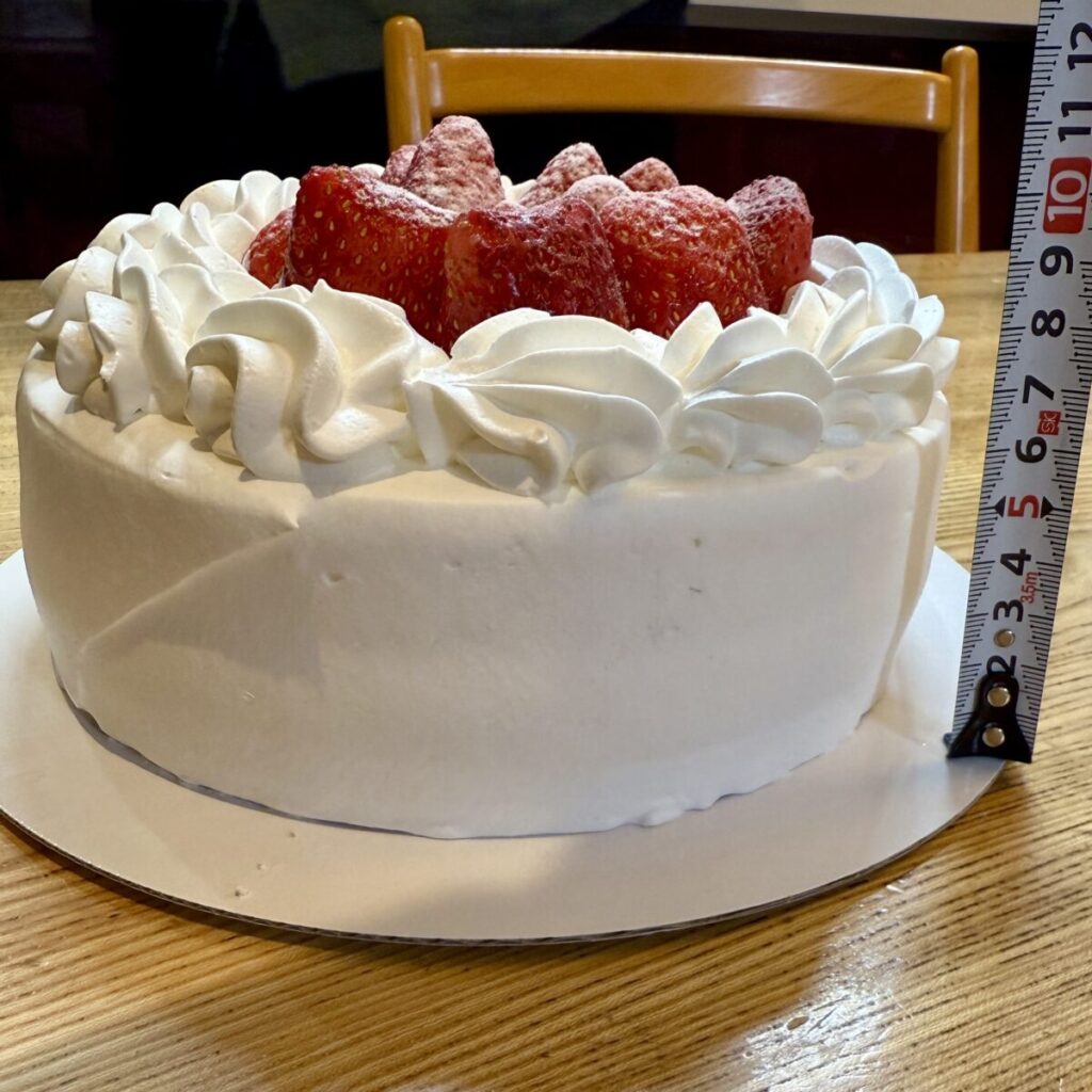 コストコのストロベリーショートケーキの高さを測った画像