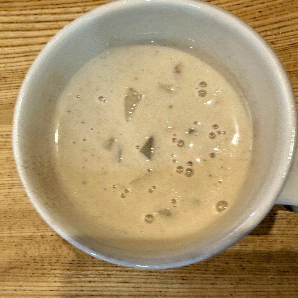 マッシュルームチキンスープをマグカップに盛り付けた画像