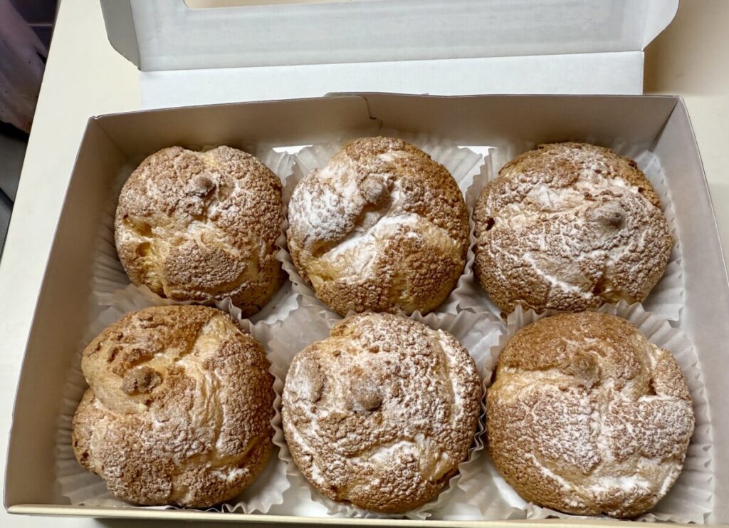 コストコのカスタードシュークリームを開封したところを撮った画像