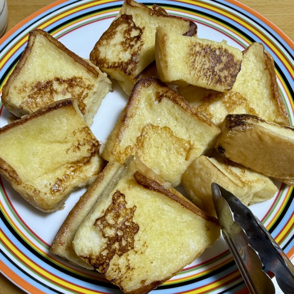 しっとりやわらかブレッドをフレンチトーストにして皿に盛り付けた画像