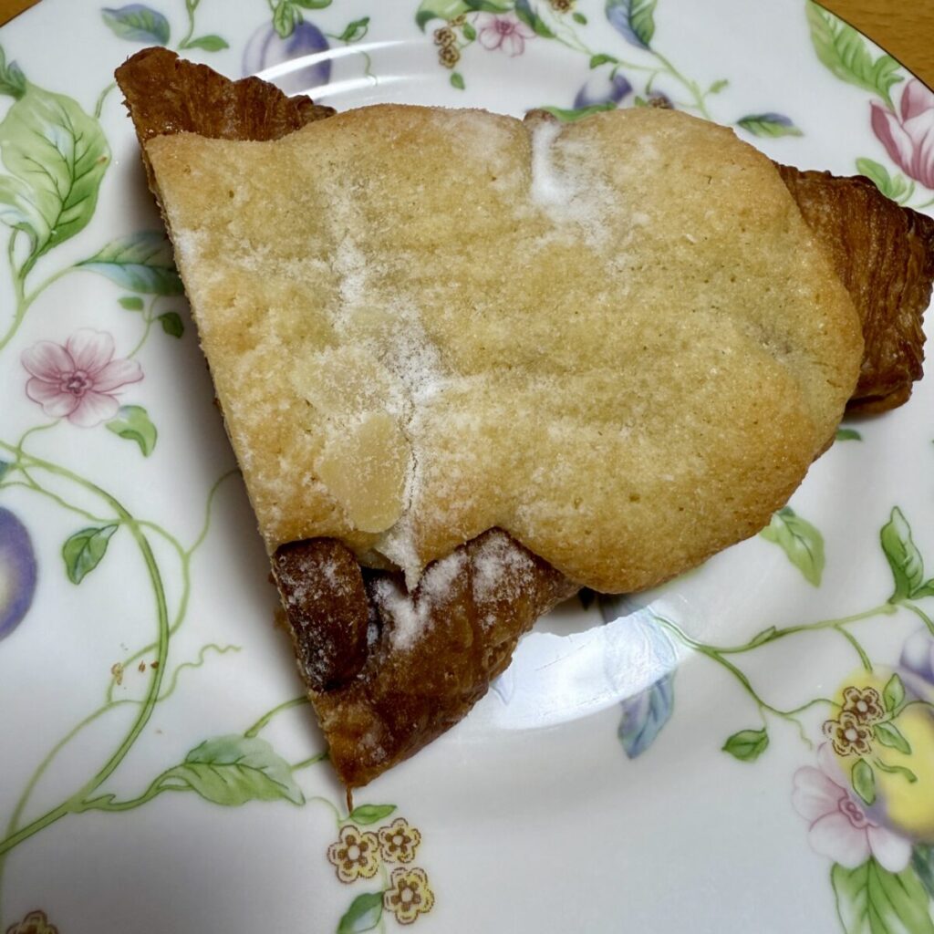 アーモンドクロワッサンを温めなおして皿に盛り付けた画像