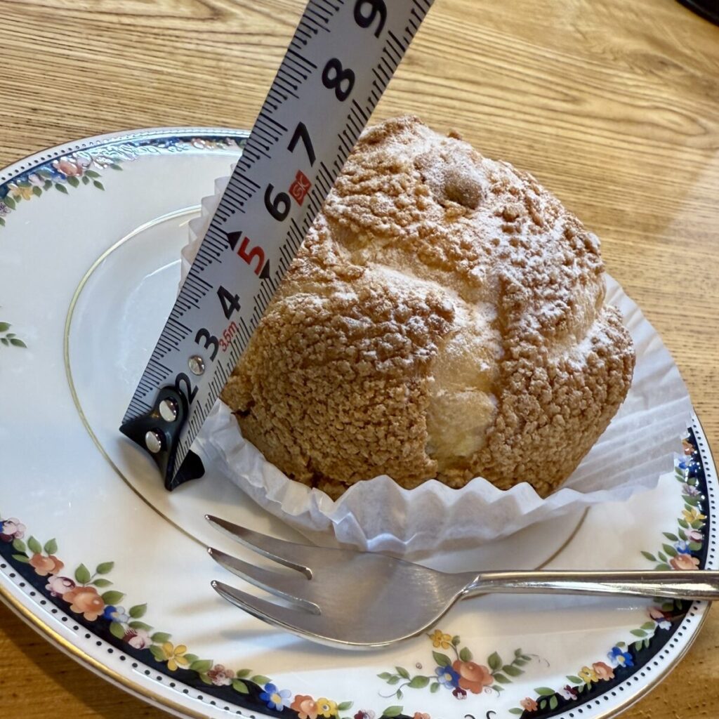 コストコのカスタードシュークリームの高さを測った画像