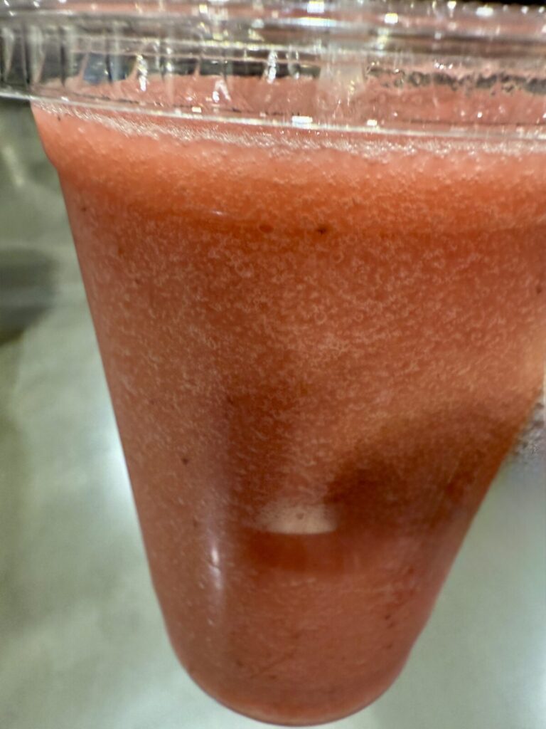 いちごスムージーを側面から撮った画像