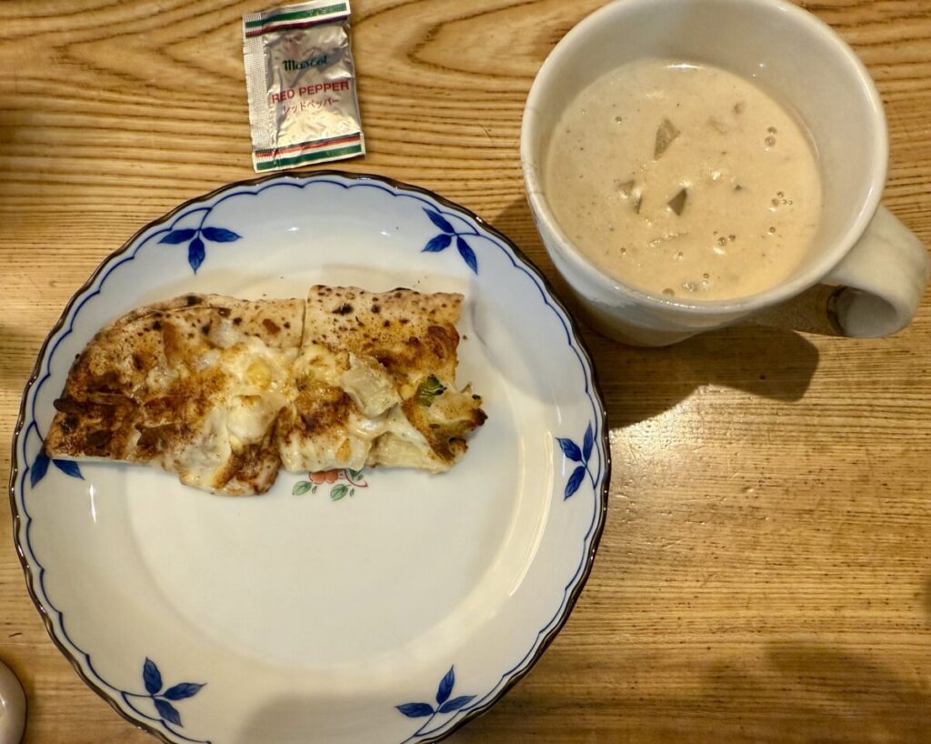 マッシュルームチキンスープをお昼にいただいたときに撮った画像