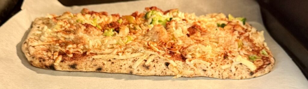 四角クラブミートピザを側面から撮った画像