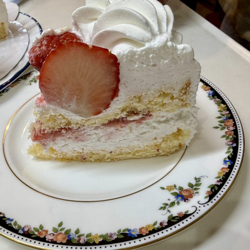 コストコのストロベリーショートケーキをカットして皿に盛り付けた画像