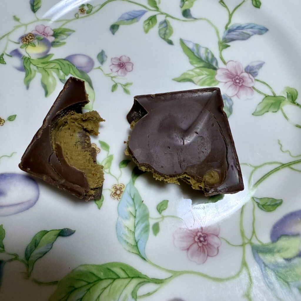 CHOCOVIA ドバイ ピスタチオ チョコ 450gに中身を割って撮った画像