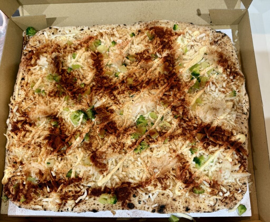 四角クラブミートピザを開封したところを撮った画像