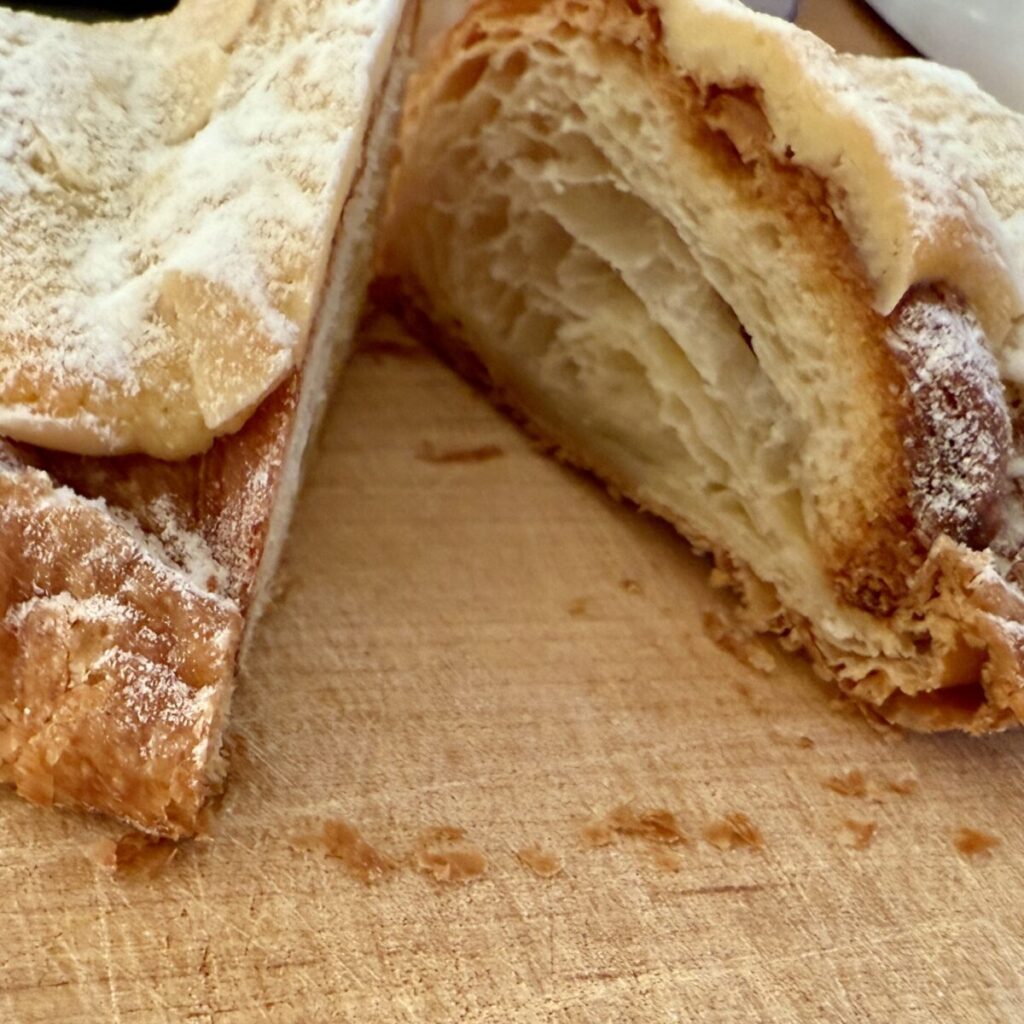 アーモンドクロワッサンの断面を撮った画像