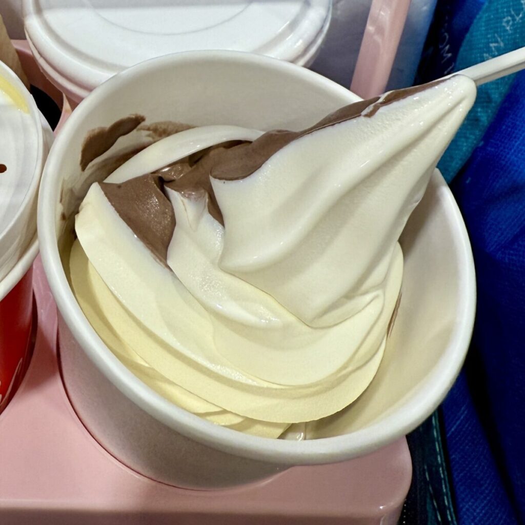 コストコフードコートのチョコレートソフトミックスを上から撮った画像