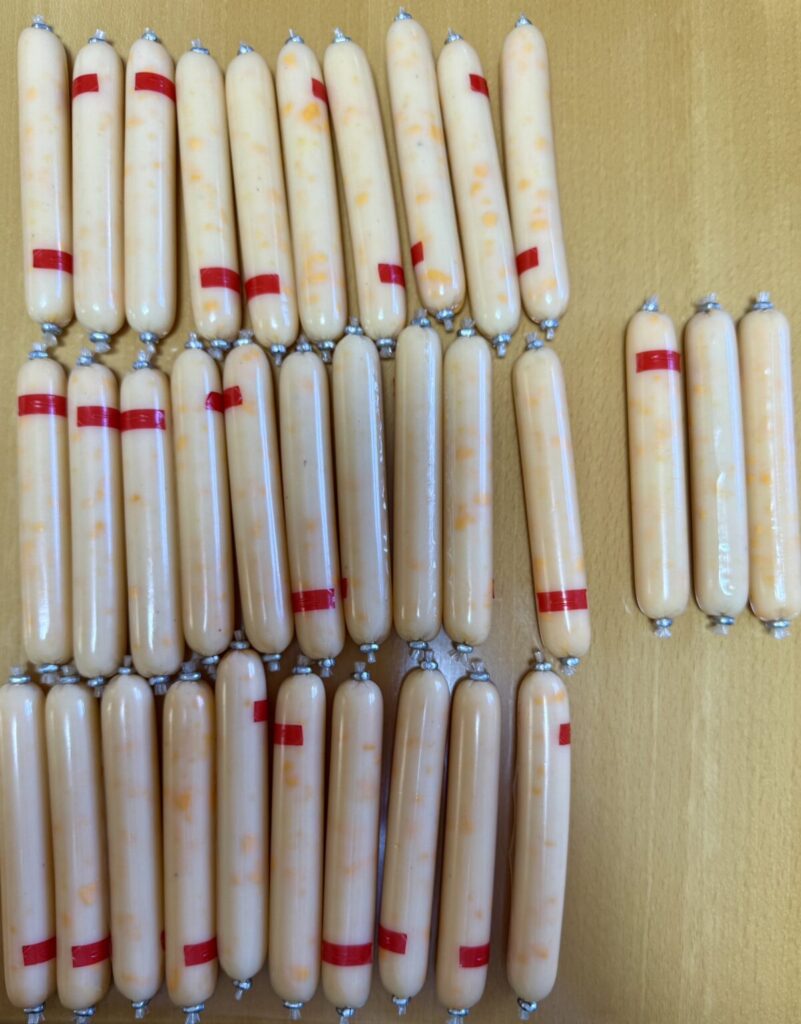 コストコのチーズインかまぼこのパッケージを開封して商品を並べた画像