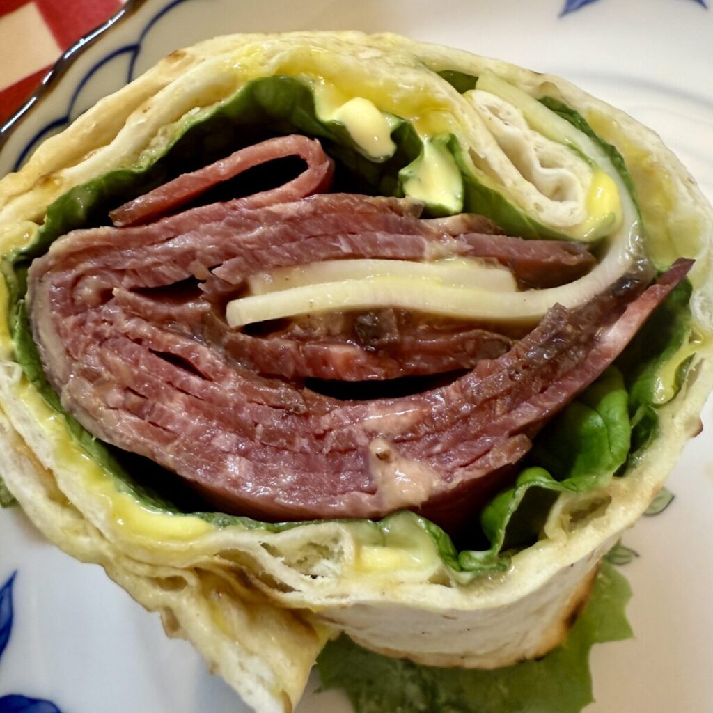 ローストビーフハイローラーを皿に盛り付けたところを撮った画像