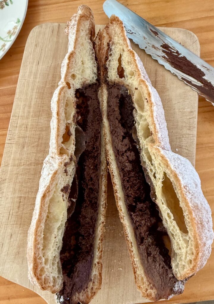 デニッシュチョココルネを半分に割ったところを撮った画像