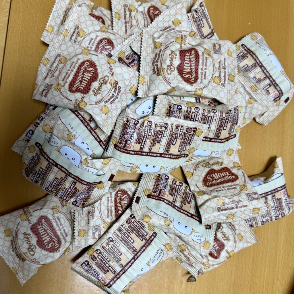 スモア オーゴットマロウ 焼きマシュマロクラッカー 230gを開封して広げた画像