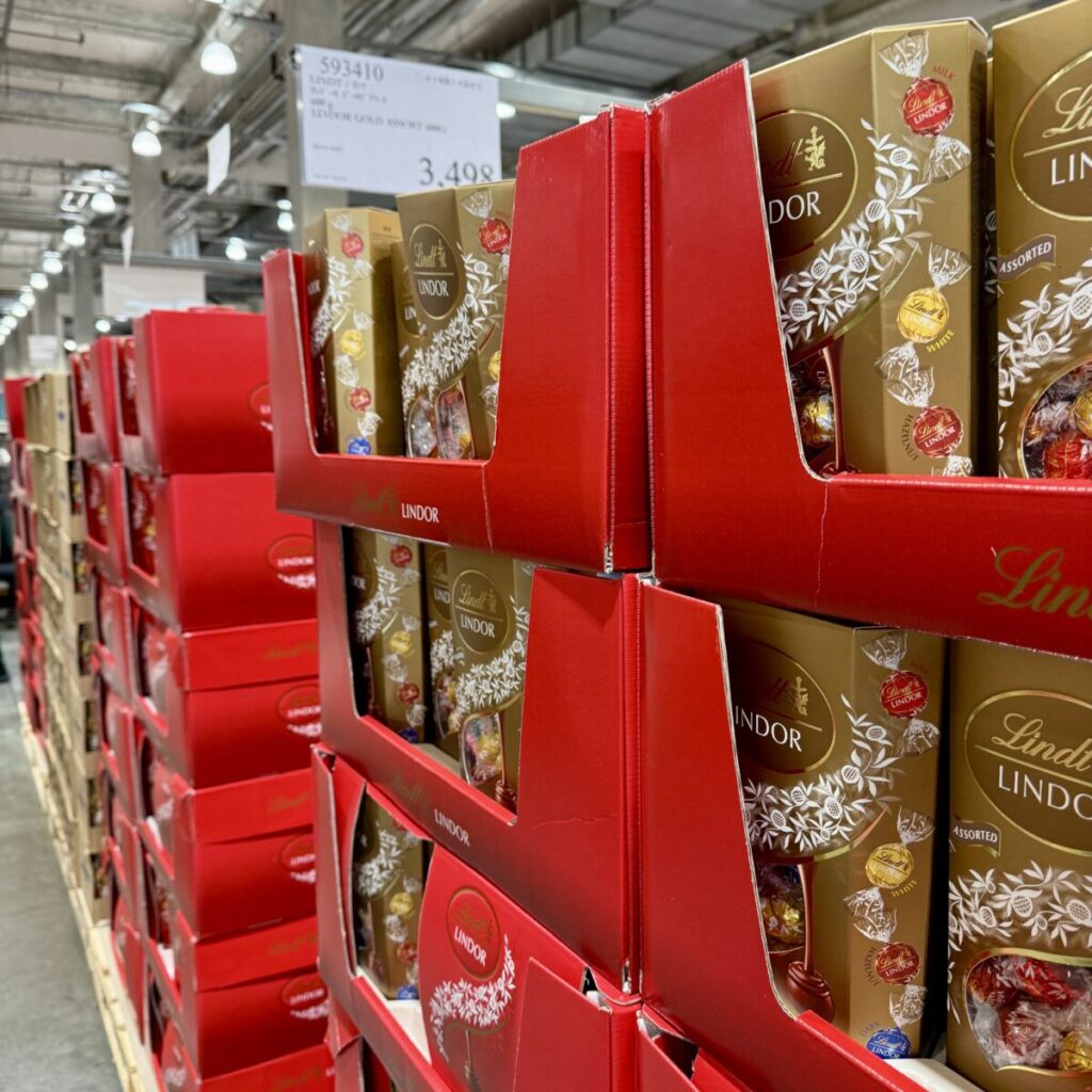 リンツ リンドール ゴールドアソート 600gがコストコ店内に陳列されている画像