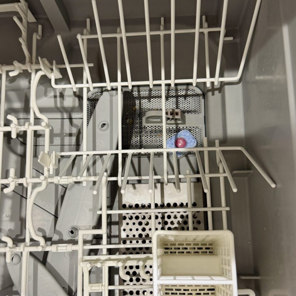 フィニッシュ オールインワンタブレット 94 個入りを食洗器の中に入れたところを撮った画像