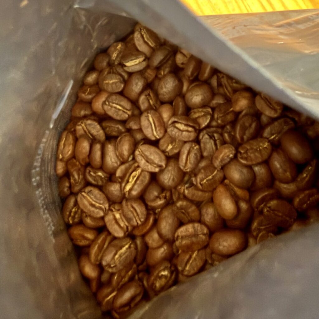 カークランドシグネチャー オーガニック ペルー ホールビーンコーヒー(豆)907gを開封したところを撮った画像