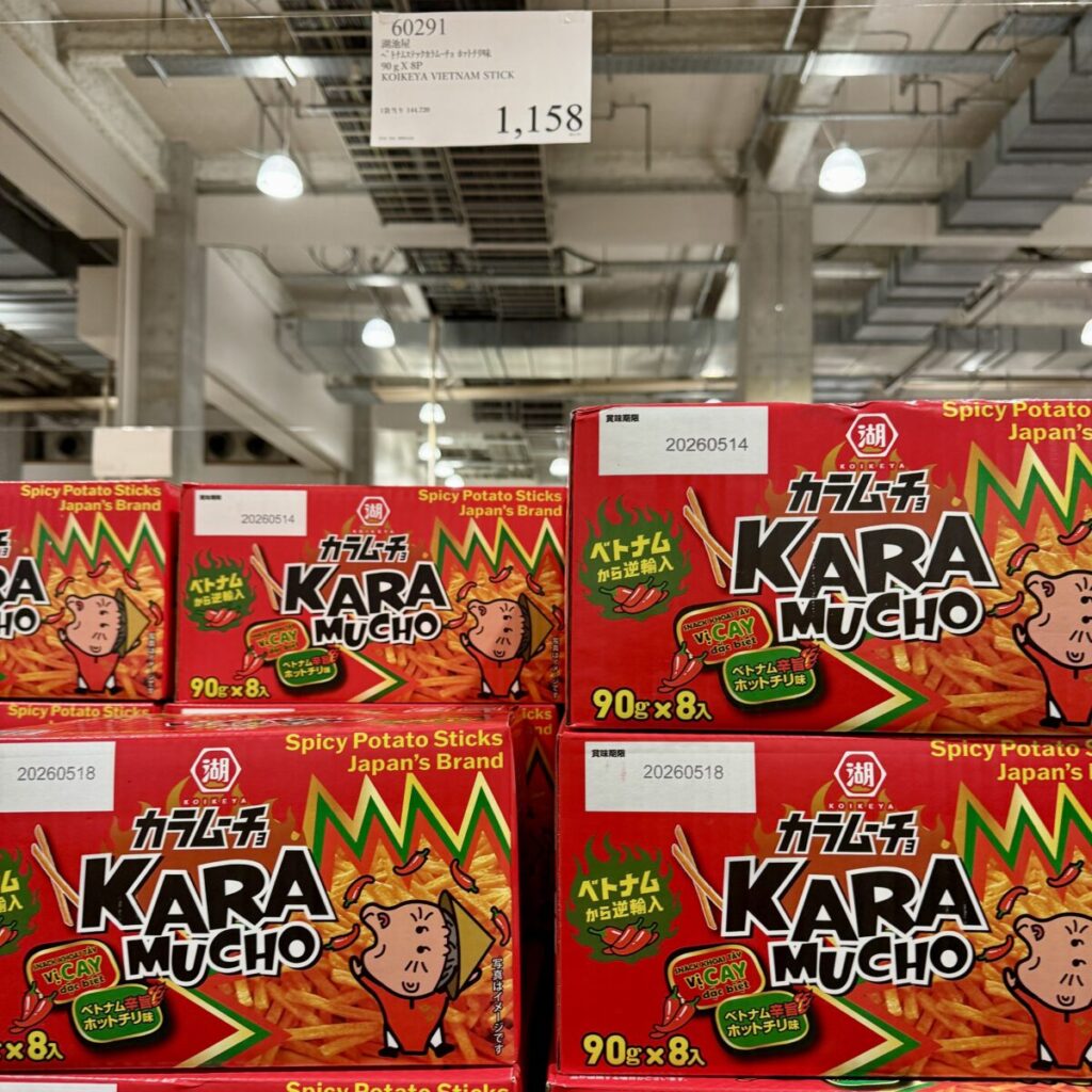 湖池屋 ベトナム スティック カラムーチョがコストコ店内に陳列されている画像