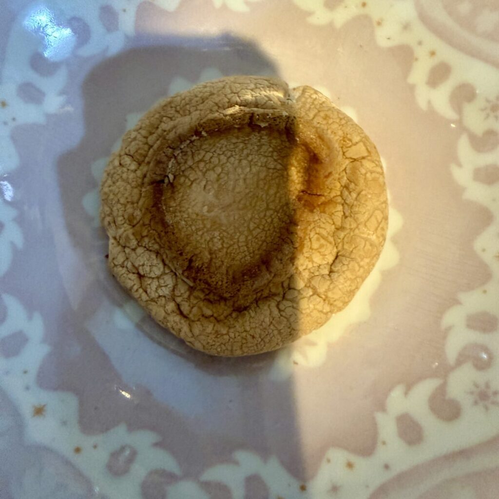 スモア オーゴットマロウ 焼きマシュマロクラッカー 230gを皿に盛り付けた画像