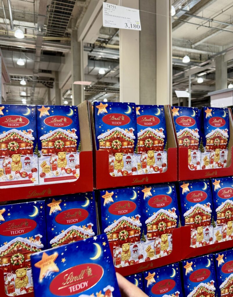 リンツホリデーパック450gがコストコ店内に陳列されている画像