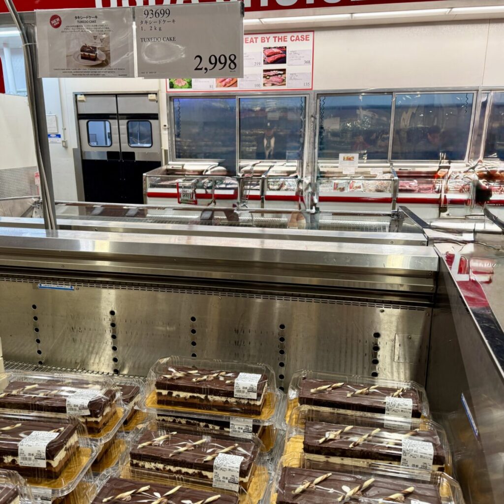 タキシードケーキがコストコ店内に陳列されている画像