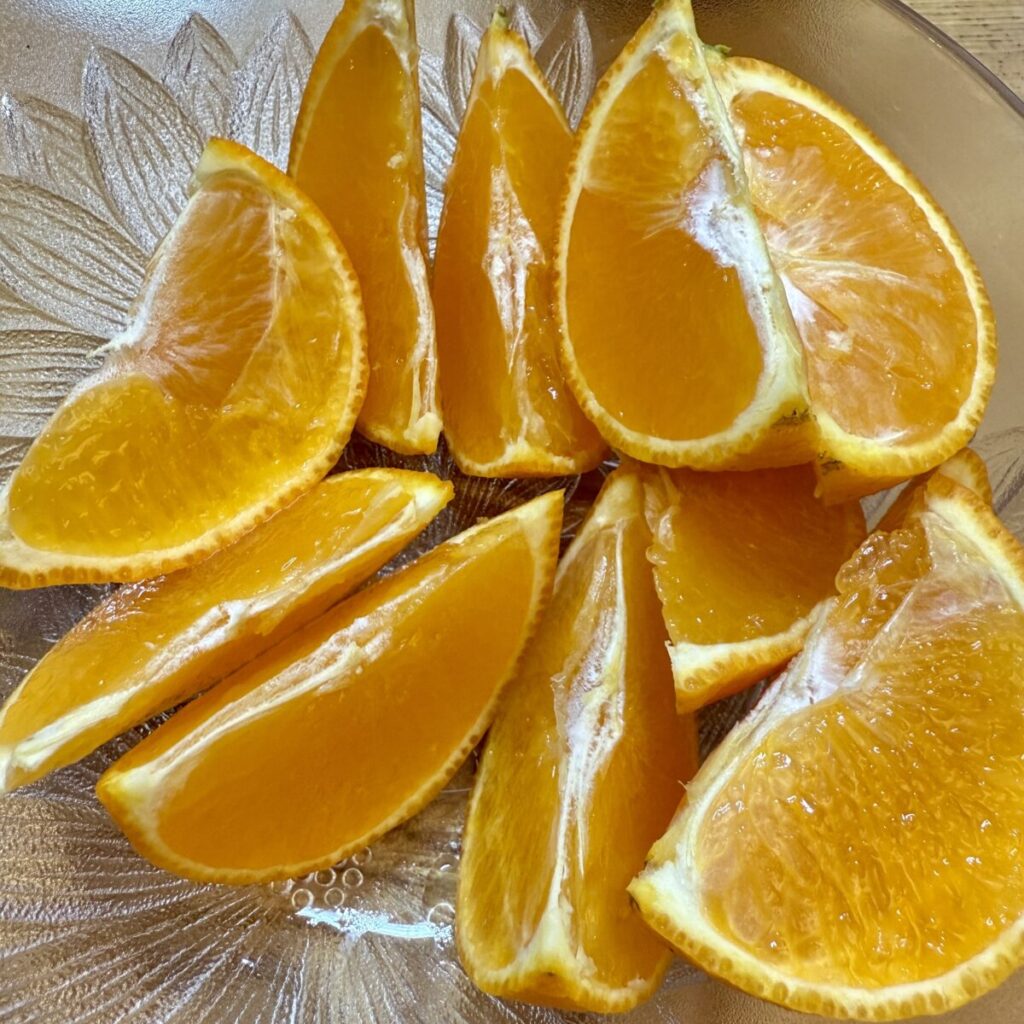 コストコで購入した愛まどんなをカットして皿に盛り付けた画像