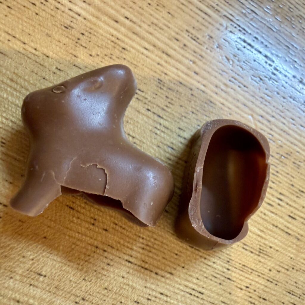 リンツホリデーパックのチョコレートを割ったところを撮った画像