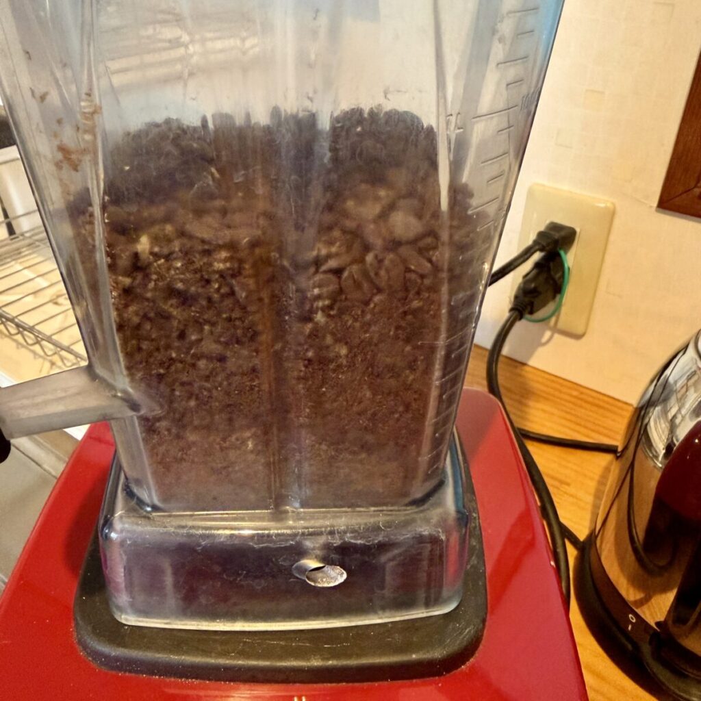 カークランドシグネチャー オーガニック ペルー ホールビーンコーヒー(豆)907gをバイタミックスで挽いたところを撮った画像