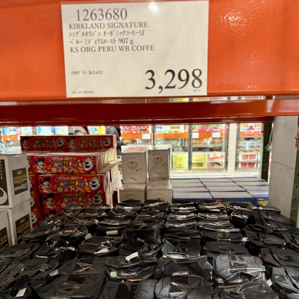 カークランドシグネチャー オーガニック ペルー ホールビーンコーヒー(豆)907gがコストコ店内に陳列されている画像