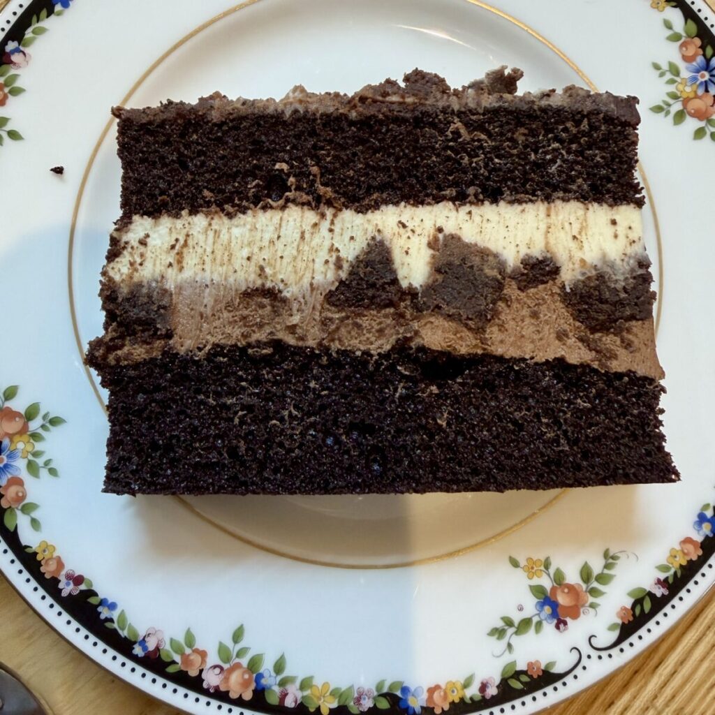 タキシードケーキをカットして皿に盛り付けた画像