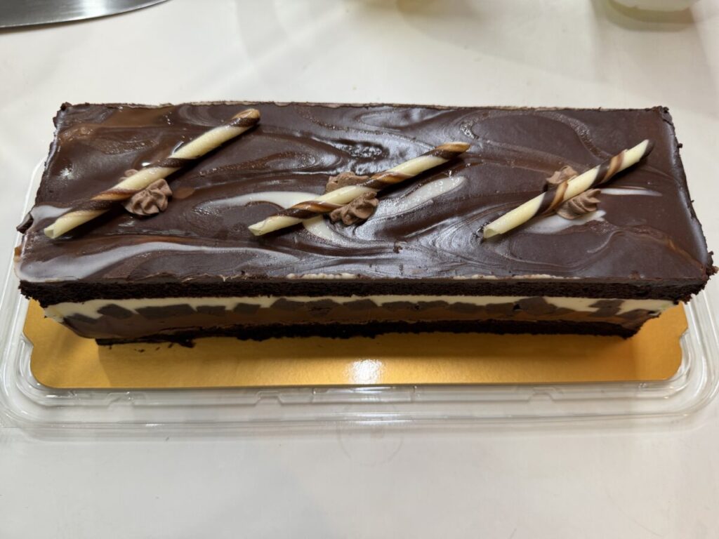 タキシードケーキを上から撮った画像