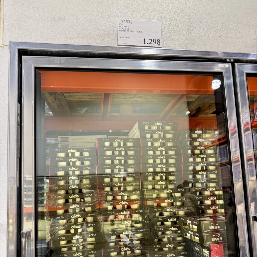 オイコスアップルがコストコ店内に陳列されている画像