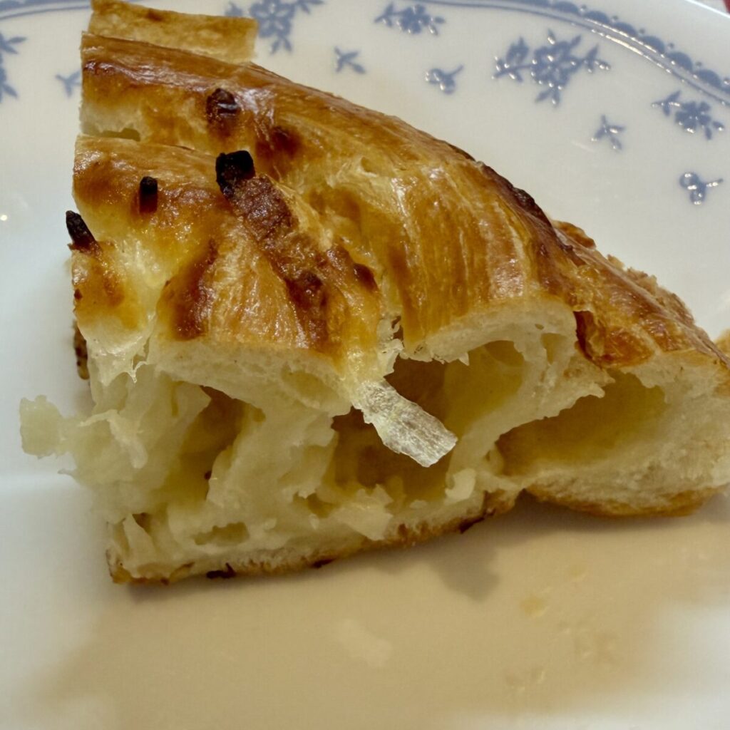 チーズオニオンスワールを4等分して空洞になっていることが分かる画像