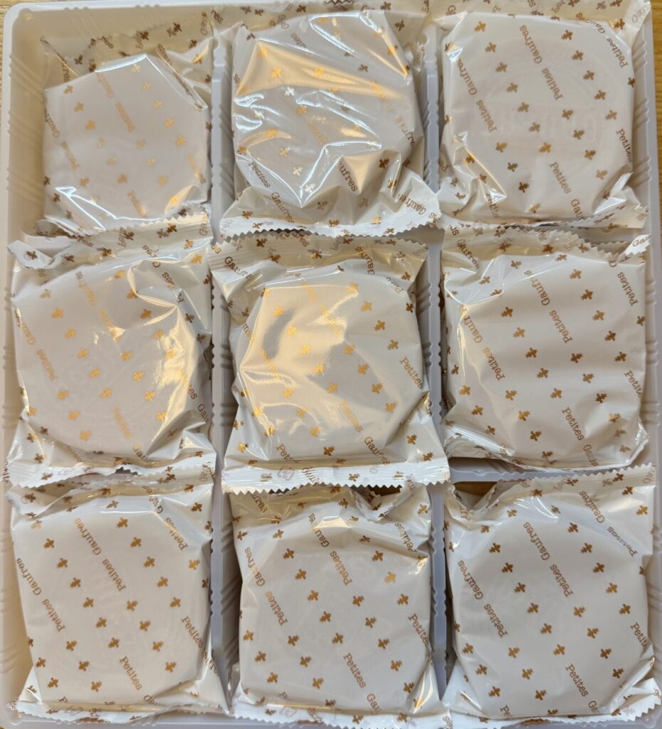 神戸風月堂 プティーゴーフル 54枚を開封したところを撮った画像