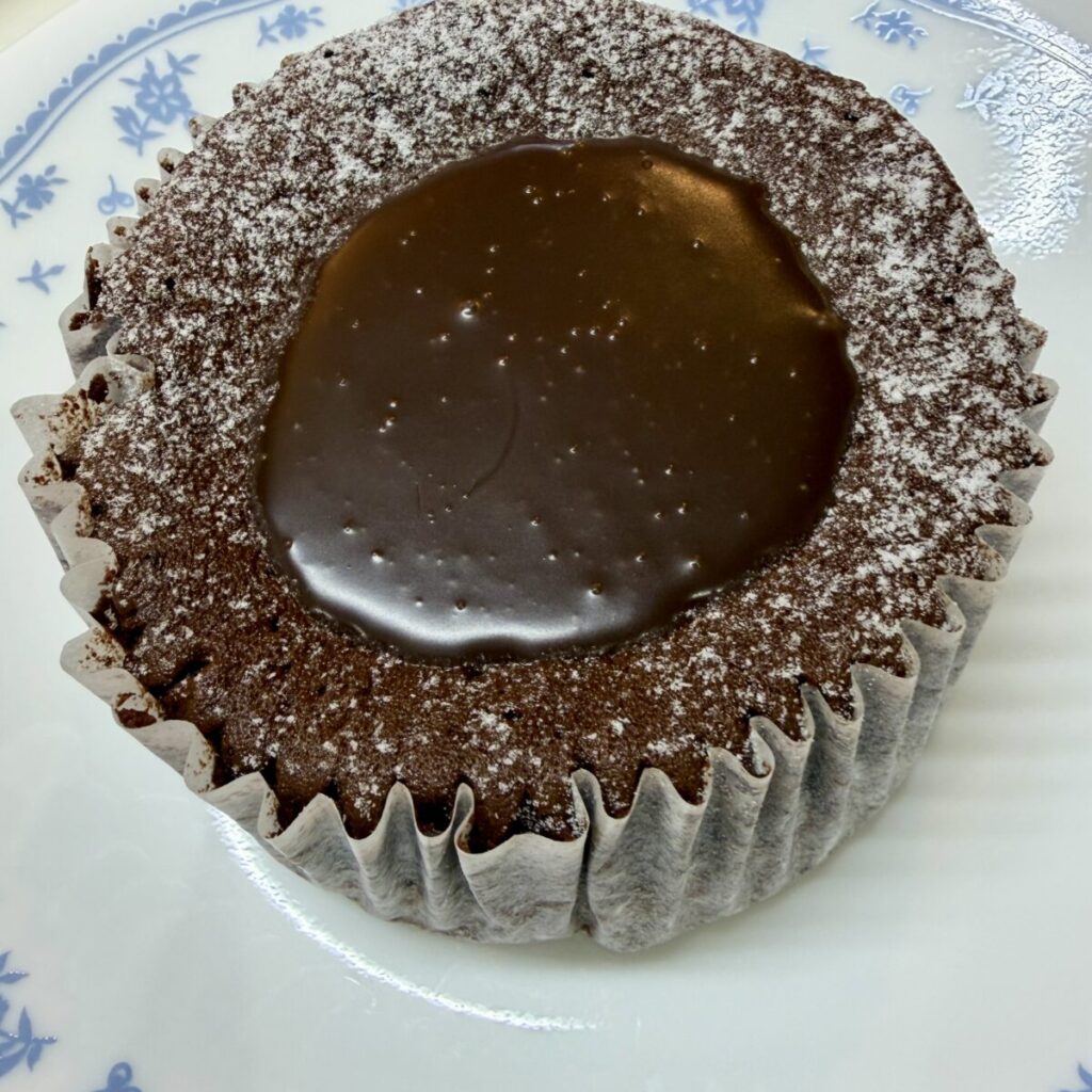 コストコのフォンダンショコラを皿に盛り付けた画像