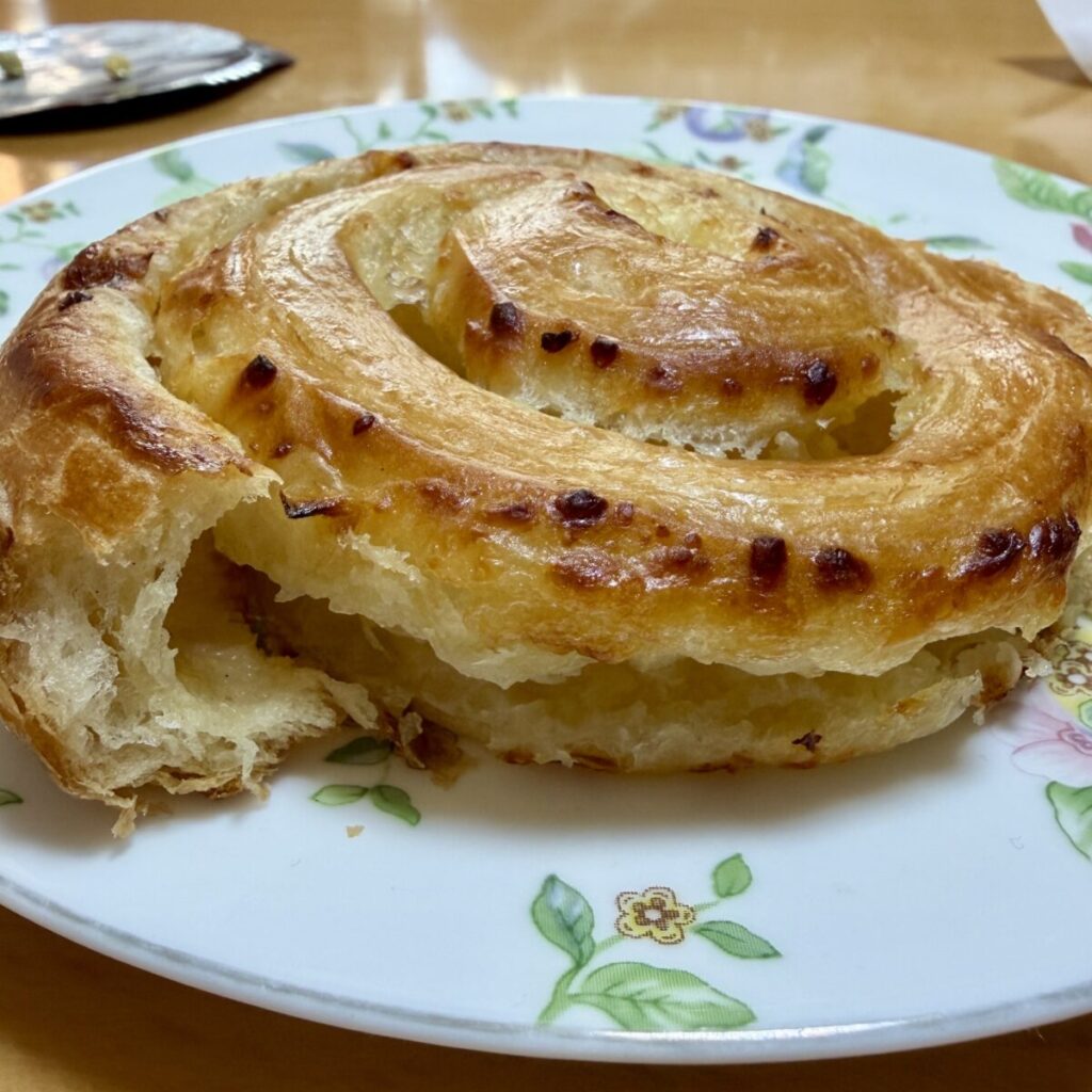 チーズオニオンスワールが空洞になっていることが分かる画像